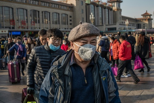 ماسک زدن چینی‌ها از بیم گسترش ویروس ناشناخته کُشنده در این کشور/ ایستگاه راه‌آهن شهر پکن/ خبرگزاری فرانسه و رویترز