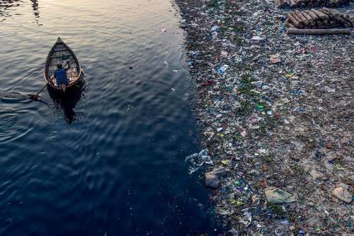 انبوه زباله‌های پلاستیکی در حاشیه رود 