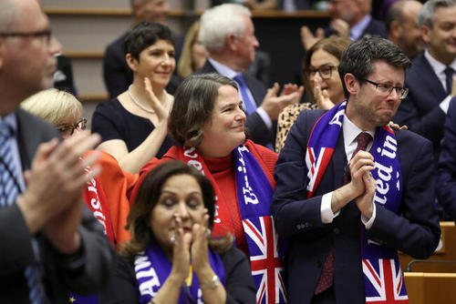 صحنه های اشک و لبخند در جلسه دیروز پارلمان اروپا 