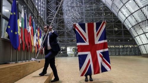 پایین کشیدن پرچم بریتانیا از مقر اتحادیه اروپا در بروکسل/ رویترز
