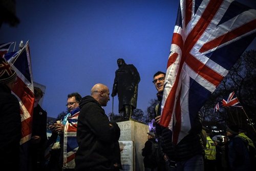 جشن حامیان برگزیت در مقابل پارلمان بریتانیا در لندن/ نیویورک تایمز