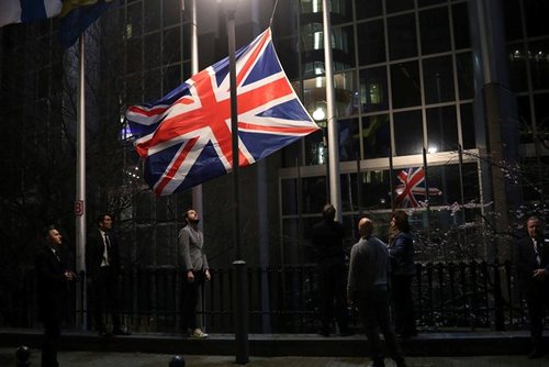 پایین آوردن پرچم بریتانیا از مقر اتحادیه اروپا در بروکسل/ نیویورک تایمز