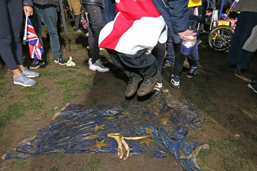 لگدمال کردن پرچم اتحادیه اروپا در جریان جشن برگزیت در لندن/PA