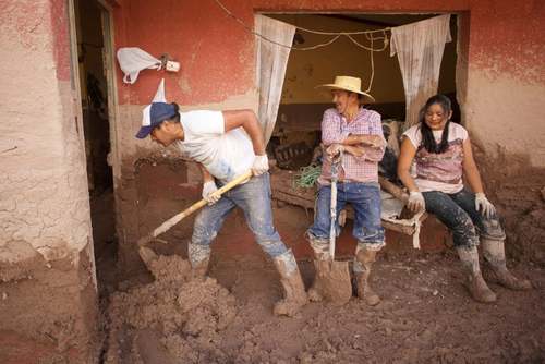 پاکسازی گل و لای ناشی از سیل در روستایی در شیلی/ رویترز