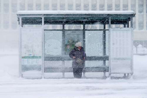 ایستادن در انتظار اتوبوس در جریان یک توفان برفی در جزیره 