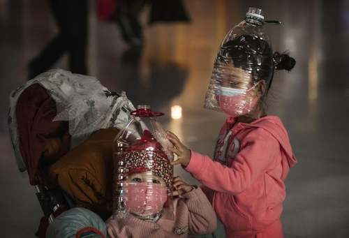 کودکان چینی ماسک زده در فرودگاه بین‌المللی شهر پکن/ گتی ایمجز