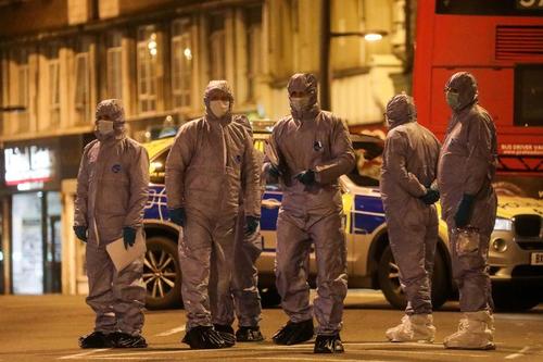 پلیس لندن در محل تیراندازی پلیس به یک جوان 20 ساله مهاجم در جنوب لندن/ رویترز