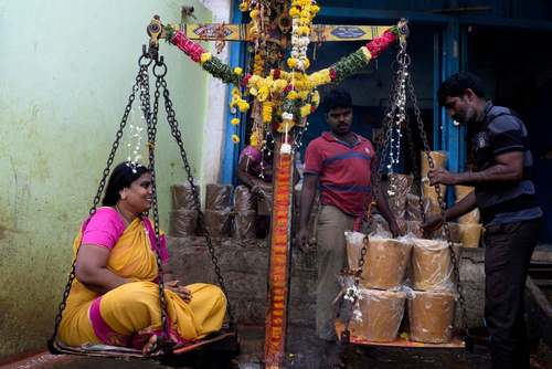 زن هندو در جریان یک آیین مذهبی در شهر 