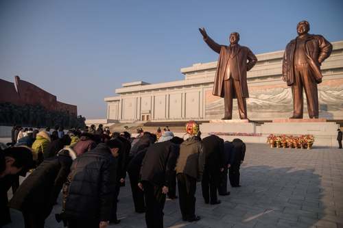 تعظیم مردم پیونگ یانگ در مقابل مجسمه بنیانگذاران حکومت کره شمالی در هفتادو دومین سالگرد تاسیس ارتش این کشور/ خبرگزاری فرانسه
