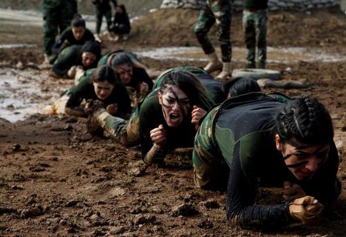 تمرینات بدنی زنان عضو نیروهای پیشمرگه کرد در استان اربیل عراق/ رویترز