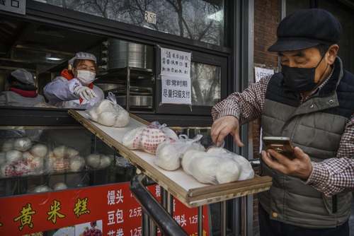 تمهیدات بهداشتی یک کلوچه فروشی در شهر پکن برای حداقل تماس با مشتریان/ گتی ایمجز