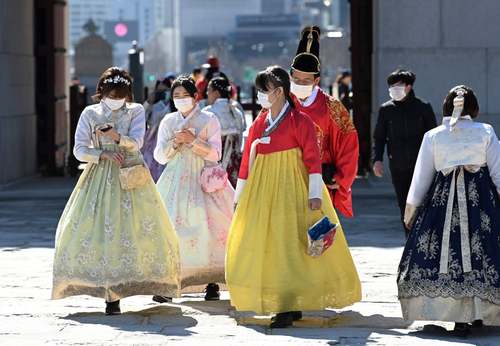 بازدید از قصر تاریخی شهر سئول کره جنوبی زیر سایه ترس از شیوع کرونا/ خبرگزاری فرانسه