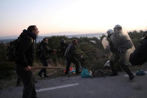 درگیری مردم محلی جزیره لسبوس یونان با پلیس بر سر ساخت یک مرکز بازداشت  پناهجویان در این جزیره / رویترز