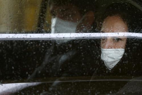 مسافران یک تاکسی در تهران از بیم ابتلا به کرونا ویروس ماسک زده‌اند./عکس: نازنین طباطبایی؛ وانا/ بازنشر در رویترز
