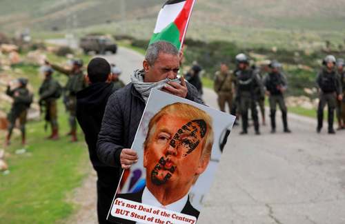 تظاهرات فلسطینی‌ها علیه معامله قرن ترامپ و شهرک سازی‌های غیرقانونی اسراییل در اراضی اشغالی/ کرانه باختری رود اردن/ رویترز