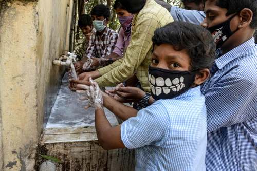 دانش آموزان هندی در فاصله زنگ‌های استراحت دست‌هایشان را در آبخوری مدرسه می‌شویند./ خبرگزاری فرانسه