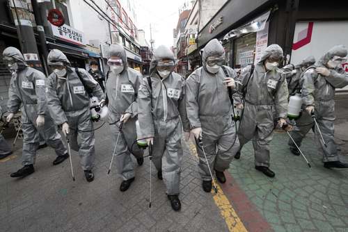 سربازان ارتش کره جنوبی در حال ضدعفونی کردن بازاری در شهر سئول/ آسوشیتدپرس