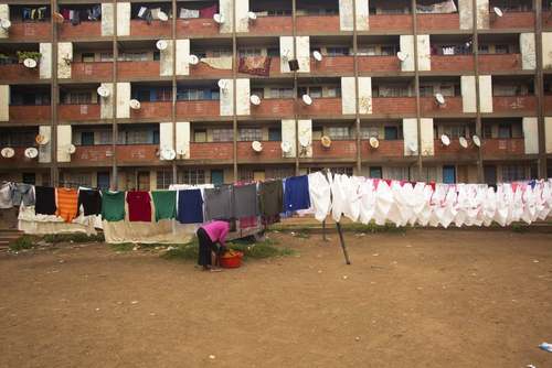 خشک کردن لباس در محوطه یک مجتمع ساختمانی در شهر 