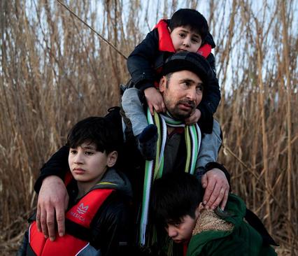 پناهجوی افغان و 3 فرزندش در مرز ترکیه و یونان/ رویترز