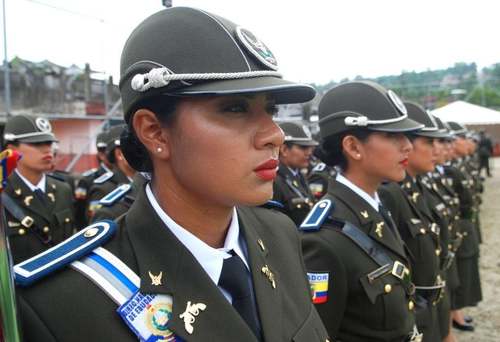 فارغ‌التحصیلی نخستین گروه از زنان پلیس عضو قبیله‌های بومی اکوادور/ EPA
