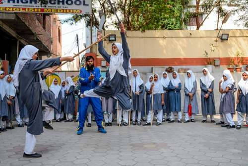 آموزش هنرهای رزمی در مدرسه دختران مسلمان در حیدرآباد هند/ خبرگزاری فرانسه