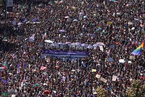 تظاهرات روز جهانی زن در شهر سانتیاگو شیلی/ رویترز