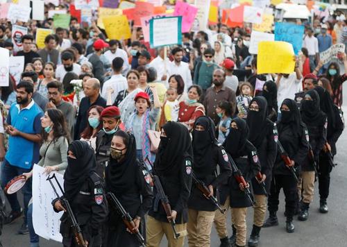 تظاهرات روز جهانی زن در شهر کراچی پاکستان با حلقه حفاظتی نیروهای  پلیس زن کراچی/ رویترز
