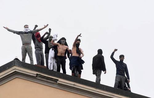 شورش زندانیان در زندانی شهر میلان ایتالیا به دنبال متوقف شدن ملاقات خانواده‌های زندانیان به دلیل جلوگیری از احتمال شیوع ویروس کرونا/ رویترز