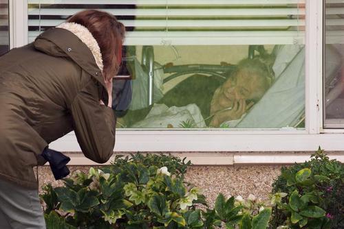 صحبت تلفنی دختر با مادر 81 ساله کرونایی از پشت پنجره قرنطینه در شهر 