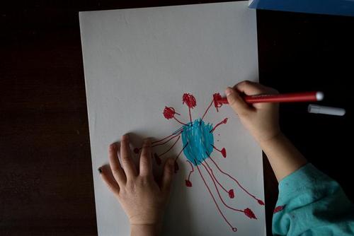 نقاشی یک کودک 3 ساله از ویروس کرونا در قرنطینه خانگی در شمال ایتالیا/ رویترز