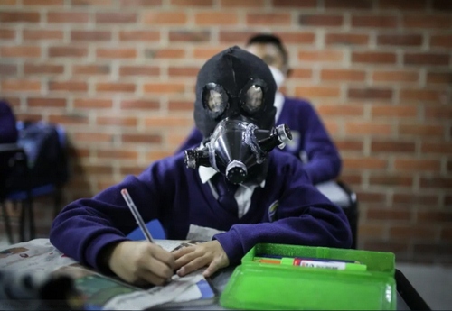 دانش‌آموز آمریکایی در کلاس درس و با ماسک دست ساز/ ایالت کالیفرنیا/ خبرگزاری آناتولی