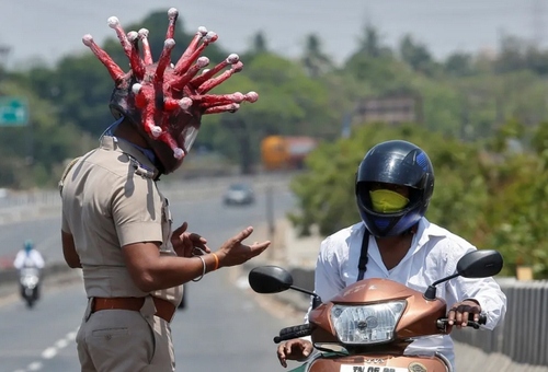 ممانعت پلیس هند از حرکت یک موتورسوار در شهر 