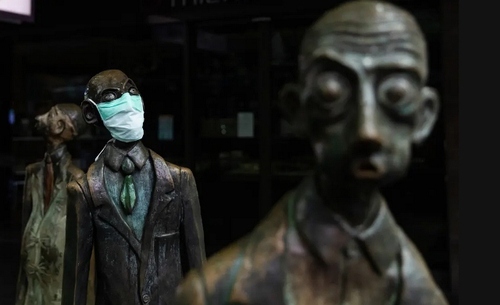 ماسک زدن به مجسمه‌ها در شهر ملبورن استرالیا/ گتی ایمجز