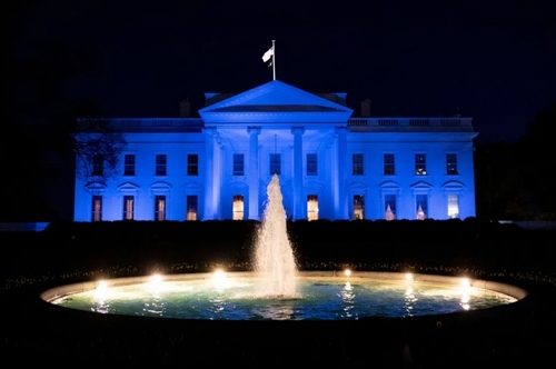 آبی شدن ساختمان کاخ سفید به مناسبت روز جهانی 