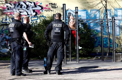 پلیس ناظر بر قرنطینه در پارکی در برلین/ رویترز