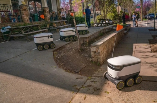 روبات‌های مخصوص حمل غذا به درِ خانه سفارش دهندگان در شهر واشنگتن دی‌سی (پایتخت) آمریکا/ زوما