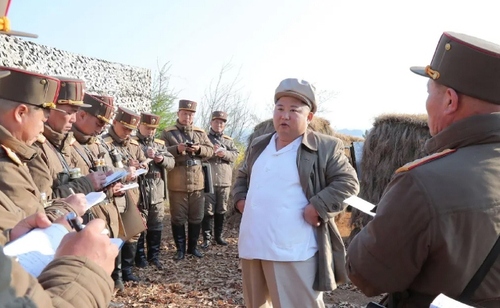 بازدید رهبر کره شمالی از تمرین واحدهایی از ارتش کره شمالی در مکانی نامعلوم/ خبرگزاری رسمی کره شمالی (KCNA)- عصرایران