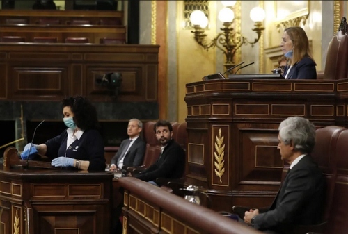 ضدعفونی مکرر جایگاه سخنران در پارلمان اسپانیا/ EPA