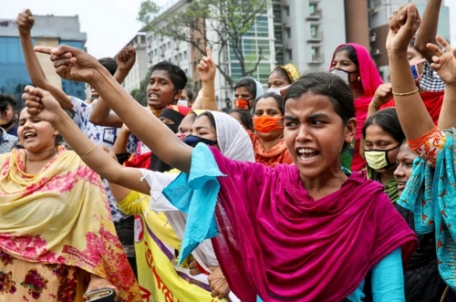 تظاهرات کارگران صنعت پوشاک بنگلادش برای دریافت حقوق‌. این کارگران پس از تعطیلی کارگاه‌ها و قرنطینه سراسری حقوق‌های خود را دریافت نکردند./ شهر داکا/ رویترز