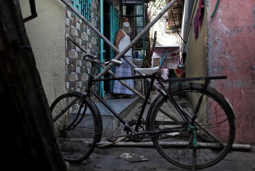 قرنطینه زاغه‌های اطراف شهر بمبئی هند/ رویترز