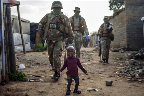 اعزام نیروهای گارد ملی آفریقای جنوبی برای خواباندن شورش علیه قرنطینه اجباری در حومه شهر 