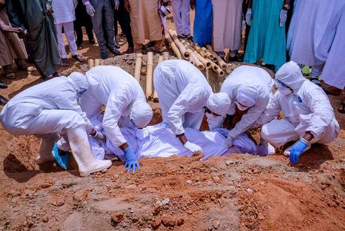 مراسم تدفین رییس دفتر رییس جمهوری نیجریه که در اثر ابتلا به ویروس کرونا درگذشته است./ شهر آبوجا (پایتخت)/ رویترز
