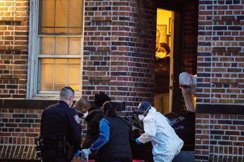 خارج کردن جنازه یک بیمار کرونایی از خانه‌ای در شهر نیویورک آمریکا/ رویترز