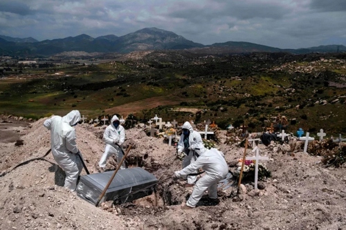 دفن یک فوتی کرونا در مکزیک/ خبرگزاری فرانسه