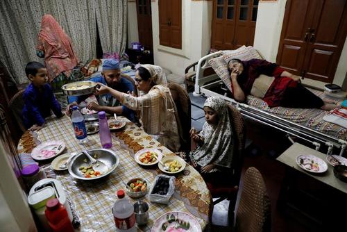 میز افطار خانواده‌ای مسلمان در شهر دهلی هندوستان/ رویترز