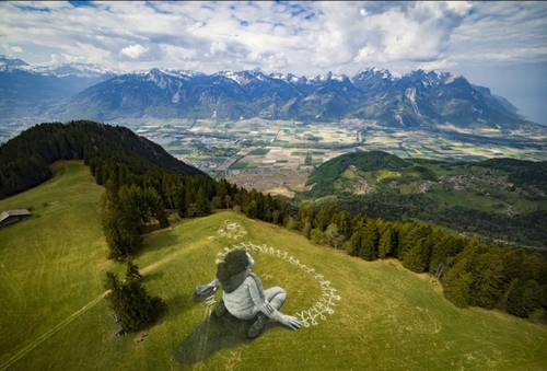 نقاشی 3 بعدی هندرمند فرانسوی با پیام امید در برابر ویروس کرونا روی زمینی به مساحت 3 هزار متر مربع در کوهستان‌های سوییس/ آسوشیتدپرس