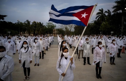 کادر درمانی کوبا در حال اعزام به آفریقای جنوبی برای کمک به این کشور در مبارزه با ویروس کرونا/ هاوانا/ آسوشیتدپرس