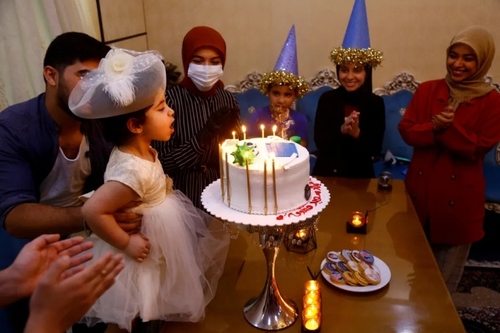 جشن تولد یک دختر بچه در شهر نجف عراق/ کیک با ویروس کرونا تزیین شده است./ رویترز