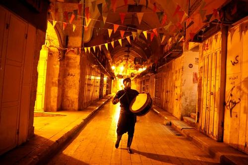 بیدارباش سحر در ماه رمضان در شهر نابلس در کرانه باختری فلسطین/ رویترز