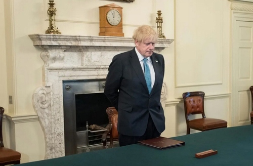 یک دقیقه سکوت در مقر نخست وزیری بریتانیا به احترام جان باختگان کرونا/ رویترز